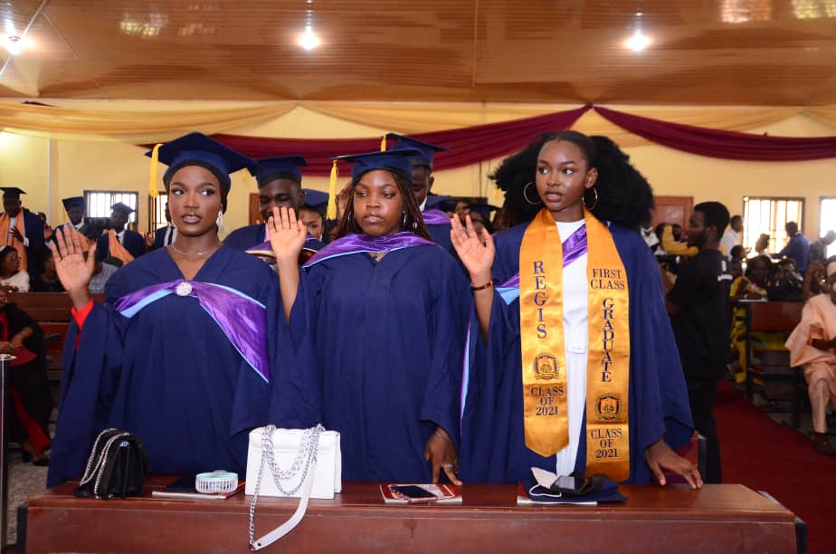 The Graduates taking the Oath of Allegiance as Alumni of the University