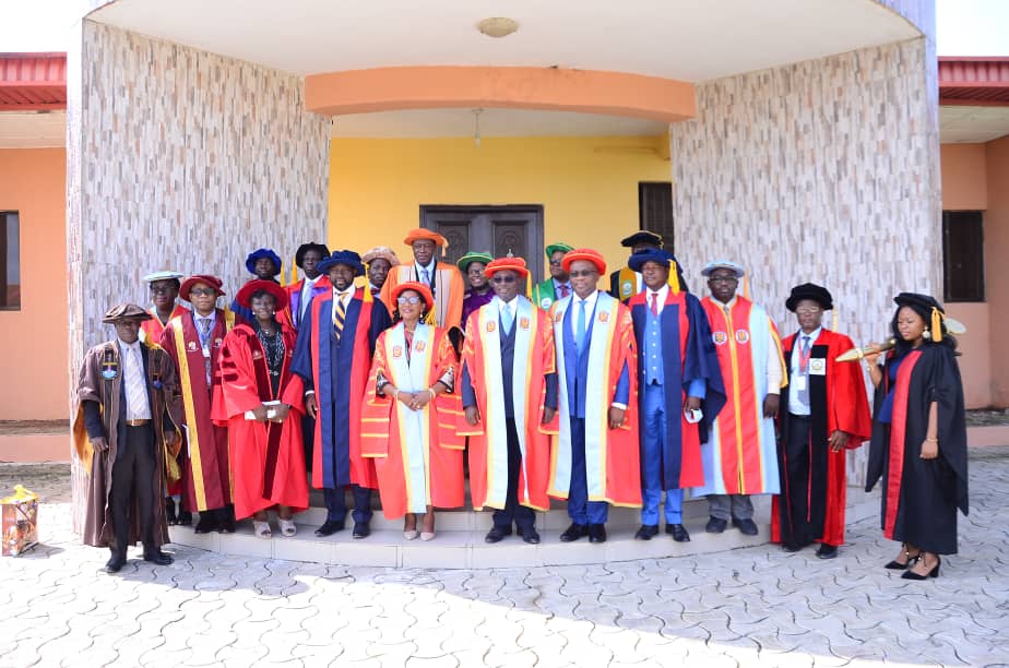 Group photograph of the Chancellor with the VCs of other Universities